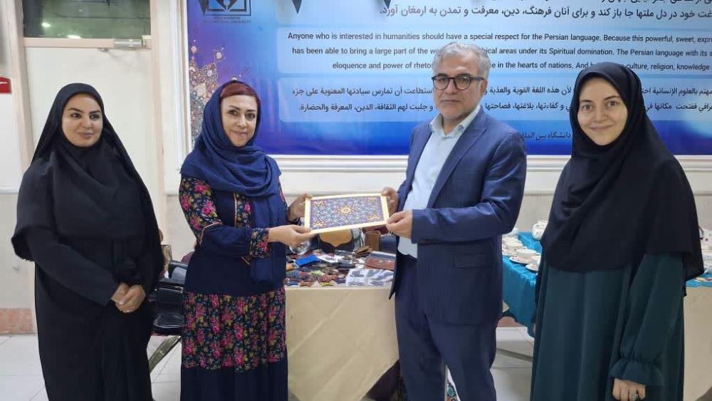 اختتامیه نمایشگاه صنایع دستی استان قزوین در مرکز آموزش زبان فارسی دانشگاه